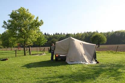 * 6 Haal de borgpennen aan beide kanten uit de middelste boog. 7 Laat nu de tent neerkomen door de voorste tentboog naar voren te bewegen.