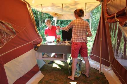 Maak de vergrendeling onderin de bak en de borging voorop de keuken los. 11. Neem nu het handvat en laat de keuken naar beneden scharnieren.