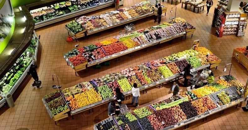 3. 4. Supergroei bij supermarkten: plaats de grote supermarkt op de beste plek en geef ruimte aan nieuwe traffic-concepten Wereld op zijn kop: online wordt fysiek!