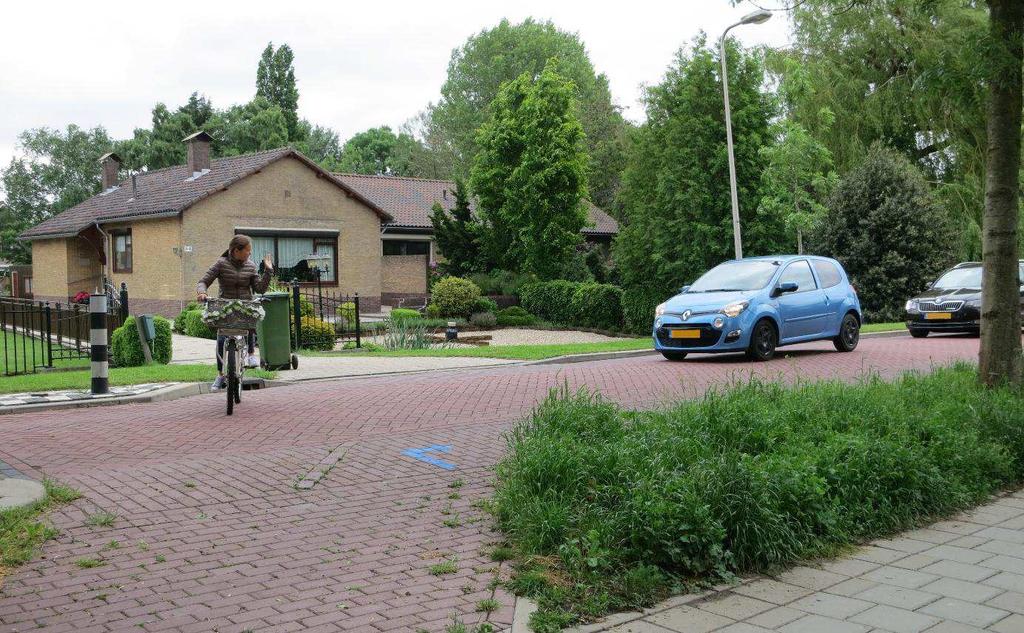 Behalve dat de fietspaden door het materiaalgebruik niet als zodanig herkenbaar zijn, is er op het kruispunt met de Boerderijlaan en Land voor Water geen duidelijke overgang tussen het onverplichte