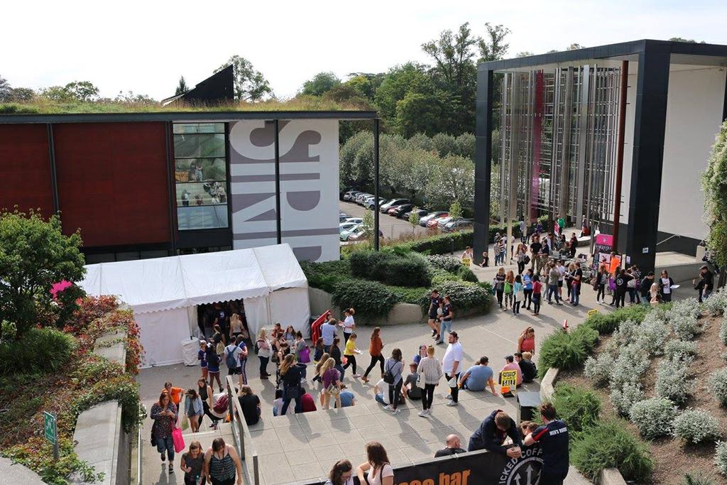 Bachelors, Masters, Foundation Year kies een van de talrijke diploma s in