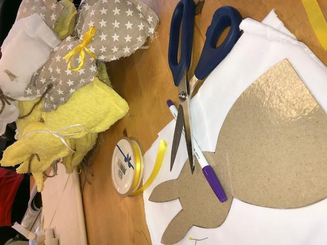 Handeling 4 naaiatelier in het atelier wordt natuurlijk genaaid. Er worden knuffels gemaakt, babyspulletjes en verjaardagsspullen.