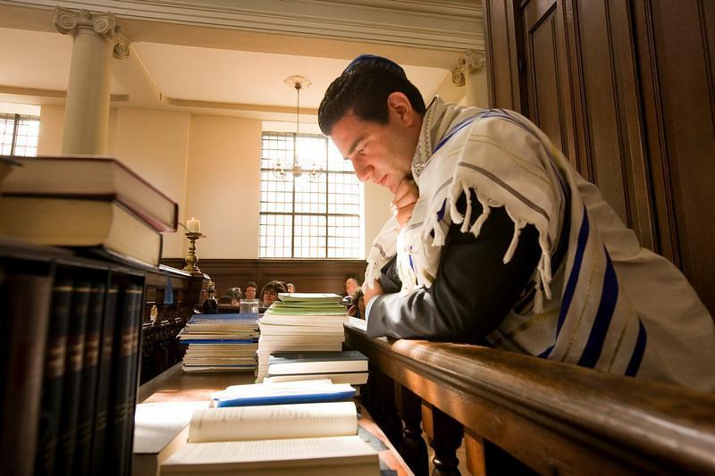 Nieuwe studenten? David Snuijf, de derde rabbijnstudent heeft in het verslagjaar met dr. Martin Baasten volgens plan intensief gewerkt aan zijn Hebreeuws.
