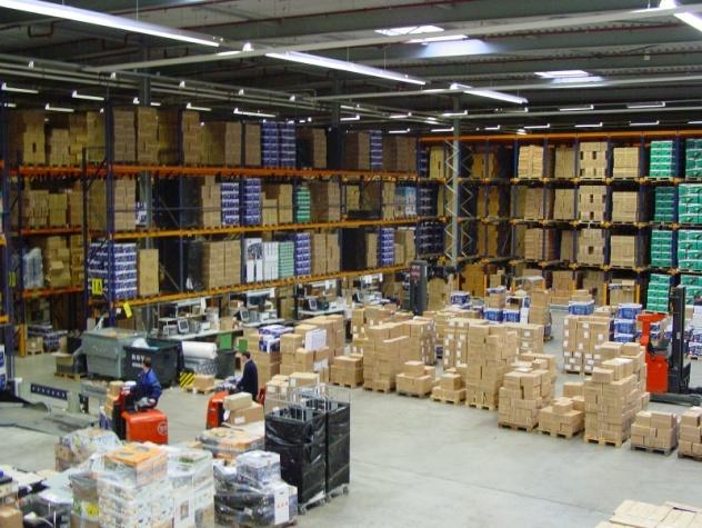 Hoofdstuk 1 Een order controleren Daarna zetten de orderpickers de order klaar voor de expeditieafdeling. Dat is de laatste afdeling van het magazijn.