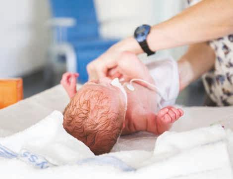 Het materiaal dat uw baby omringt kan indrukwekkend zijn, maar het helpt ons uw kindje onder optimale bewaking te verzorgen. Uw baby wordt bij zijn opname op onze dienst op een verwarmde tafel gelegd.