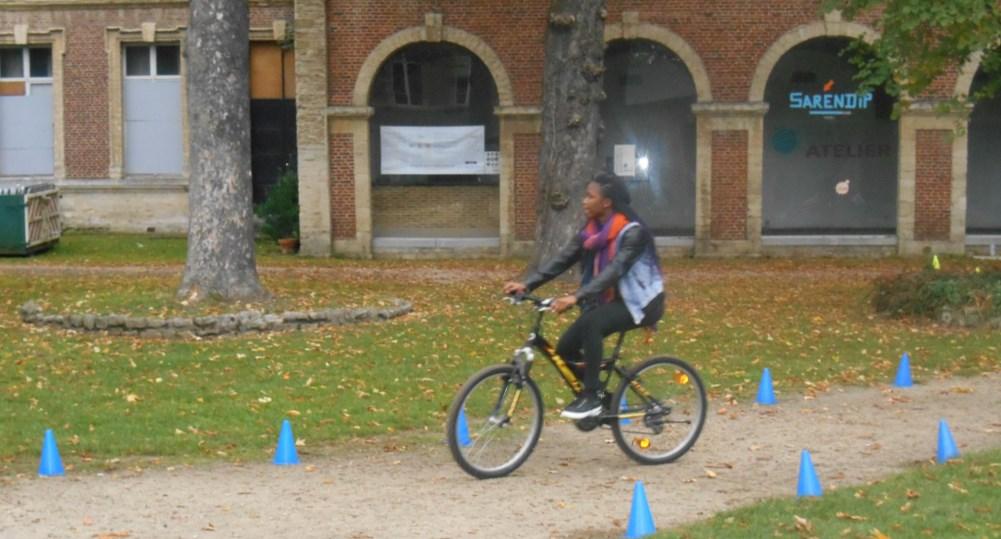 Alle klassen van de lagere school gingen tijdens 2 lesuren naar de abdij om een fietsparcours af te leggen.