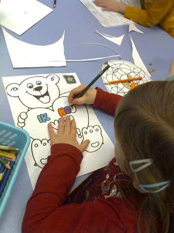 Ook de bolletjes wol zijn een succes want er zijn kinderen die punniken leuk vinden, vlechten maken en deze in de haren hangen of