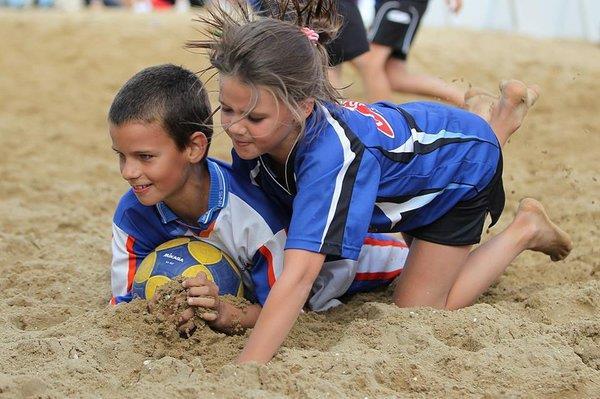 Maak kennis met Beachkorfbal! Een trend in de sportwereld is sporten in het zand. Beachkorfbal is een relatief nieuwe variant van het spel korfbal, ontstaan om en nabij het jaar 2000.