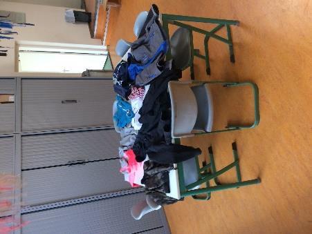 GEVONDEN VOORWERPEN Tijdens het opruimen en schoonmaken op school, zijn een aantal jassen en tassen gevonden. Deze liggen deze week in ons Hart op tafel.