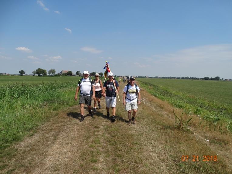 Ik denk dat zij het eten erin gesmeten hebben, want korte tijd later zag ik ze weer achter ons lopen in het mooie platteland gedeelte richting Tjerkwerd.