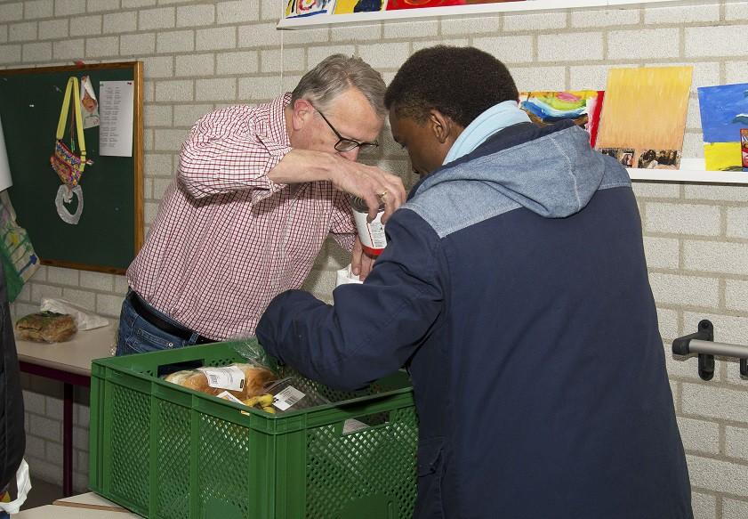 De Voedselbank Dordrecht zorgt voor een aanvulling door een pakket groente fruit, rijst, aardappelen en andere levensmiddelen.