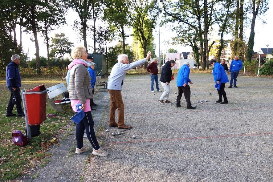 (ANDERE) VERSLAGEN Ruud in actie, Rigtersbleek, 28 oktober. Herfsttoernooi voor doublettes, Rigtersbleek Zondag, 28 okt 2018 Negen HKCers deden aan dit toernooi mee.