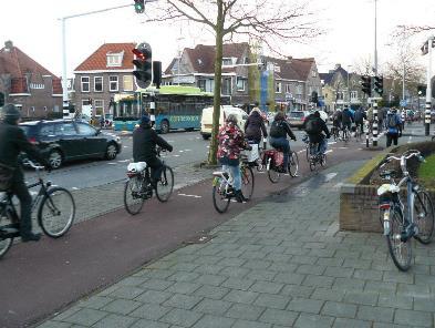 Fiets en snorfiets op het fietspad Bromfiets