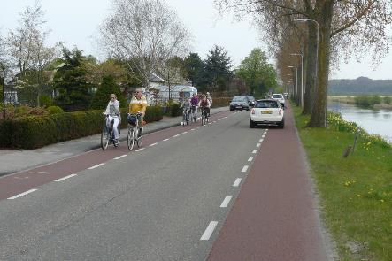Er zijn nog heel veel 50-wegen die geen gescheiden fietspad kennen ( grijze wegen ), of wegbeheerders bewust kiezen voor een profiel met fietsstroken op de weg,