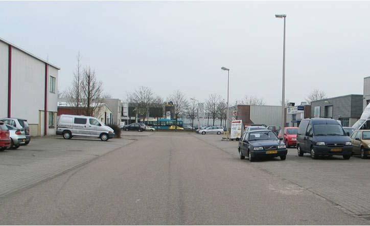 Parkeerplaatsen op eigen terrein worden via het eigen terrein ontsloten (zie