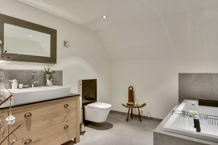De in 2013 nieuw geplaatste badkamer is voorzien van elektrische vloerverwarming, een ligbad, vaste wastafel met meubel en een wandcloset.