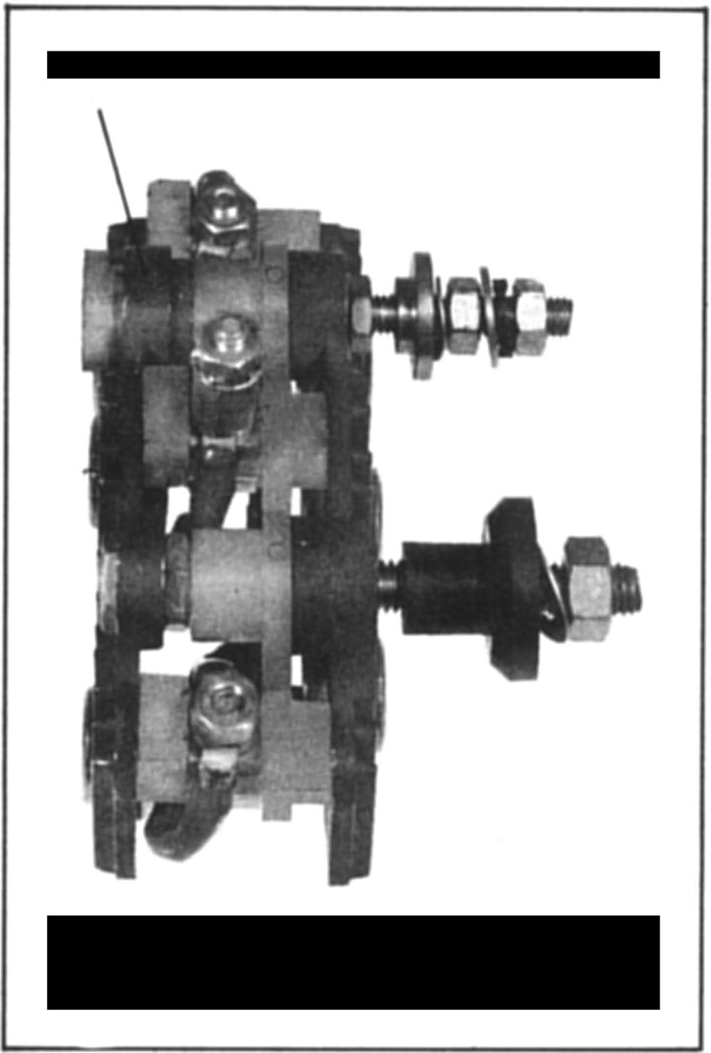 HANDELING Nr. H78.532-3a: 8 b) Controle van de positieve dioden (gemonteerd op de positieve diodenbrug 1).