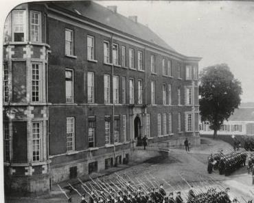 Bron 12: Foto uit 1903 Een opname uit 1903 laat in de voorgevel louter schuivende ramen zien.