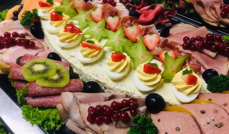 Kleine salades Voor bij de warme maaltijd 0001 Huzarensalade gegarneerd met rauwkost 3,05 0002 Zalmsalade gegarneerd met rauwkost 6,75 0003 Rauwkostsalade met Parmezaanse, walnoten en honing 3,50