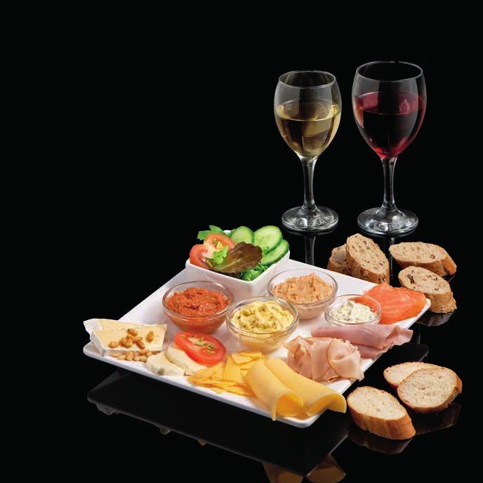 High Wine voor 2 personen Lekker borrelen met een bord vol heerlijke belegsoorten, twee soorten stokbrood en een glas