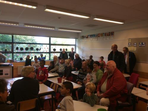 MOESTUIN Zoals we eerder al aangaven wordt er dit jaar door de kinderen van de groepen 6 en 4 in de moestuin gewerkt.