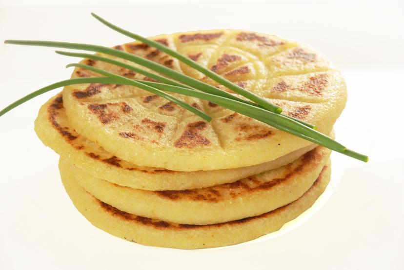 Aardappelpannenkoeken Aardappelpannenkoeken zijn heel lekker bij het avondeten maar ook voor in de lunchbox. Of maak ze eens voor bij een buffet of picknick.