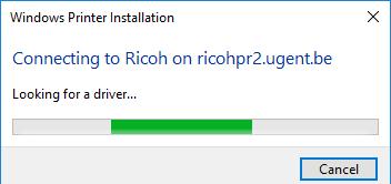 Als de verbinding tot stand gekomen is, zal Windows automatisch beginnen de correcte printerdriver te downloaden en installeren.