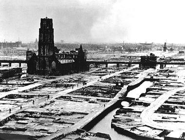 De Tweede Wereldoorlog (2): Het bombardement op Rotterdam (1940). Hitler wilde de baas in Europa zijn. Hij had een sterk leger opgebouwd. In 1939 viel Duitsland het land Polen aan.