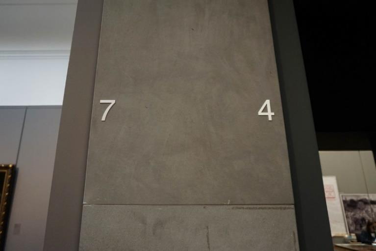 Bij de meeste doorgangen zal ik op de muur het nummer zien van de twee zalen. De foto hierboven wil bijvoorbeeld zeggen dat zaal 4 aan de rechterkant is. Zaal 7 is aan de linkerkant.