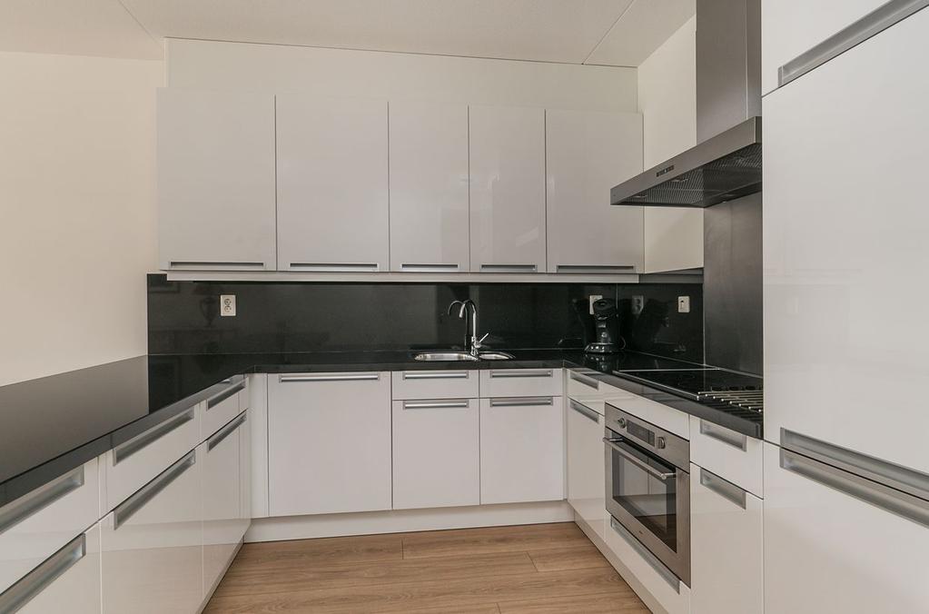 Ligging en indeling Keuken - (ca. 3.00 x 3.85 m) De ruime open keuken beschikt over een luxe en moderne opstelling.