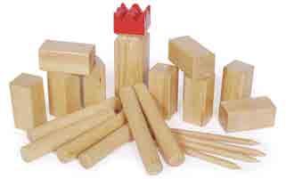 Kubb spel VANAF 1 AUGUSTUS, TELKENS OP WOENSDAG VANAF 14U Inschrijven noodzakelijk Kubb is een buitenspel voor jong en oud met als doel het omvergooien van houten blokken door er houten stokken