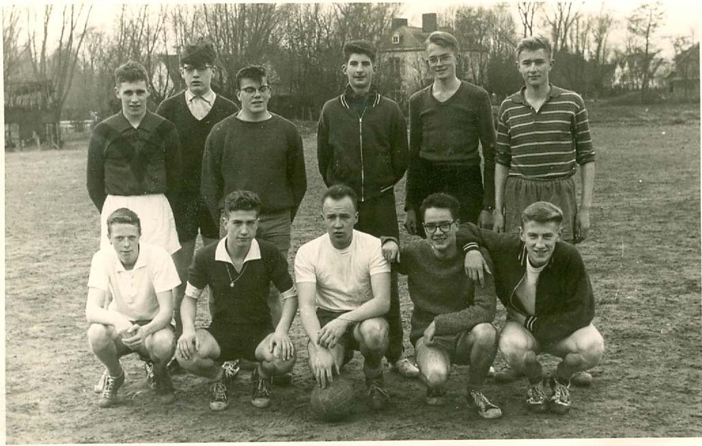Schooljaar 1961-62: Poësis, voetbalploeg Staand: Eric Laureyns, Leopold Ryserhove, Jozef Anné, Chris De Ganck, Jan