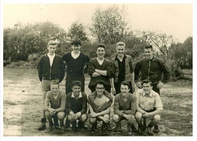 Schooljaar 1961-62: Poësis, voetbalploeg Staand: Robert Coens, Leopold Ryserhove, Daniël Goethals (1964LG), Arnold
