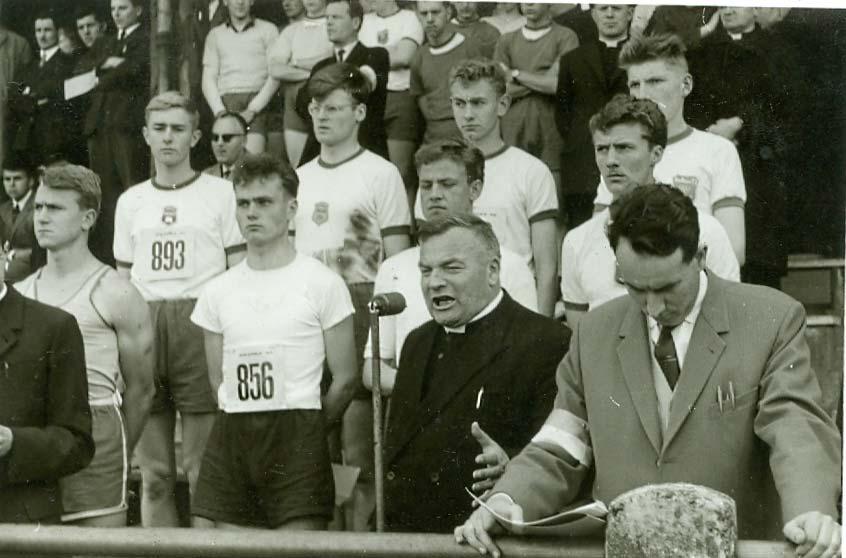 Schooljaar 1962-63: Atletica 1963, Atletiekmanifestatie van alle Vlaamse Don Boscoscholen op het voetbalveld van Beerschot-Antwerpen Bovenaan: tweede van rechts: Emiel Van Herck (sdb) Tweede rij: