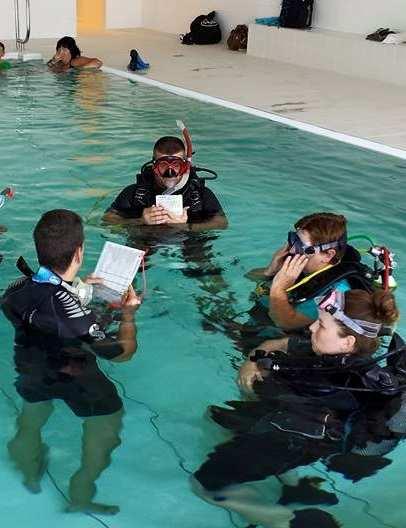 Page 8 Bubble&Dive Instructor Development Course Open Water Scuba Instructor (OWSI) In deze opleiding ga je verder waar de AI cursus stopt. De vaardigheden in het lesgeven worden verder aangescherpt.