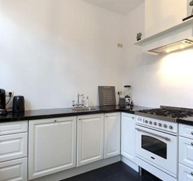 canal. Open kitchen with high quality appliances, 4-burner gas cooker, stainless steel sink, a Boretti oven separate SMEG fridge Next to the kitchen a storage room with CV and extra freezer.