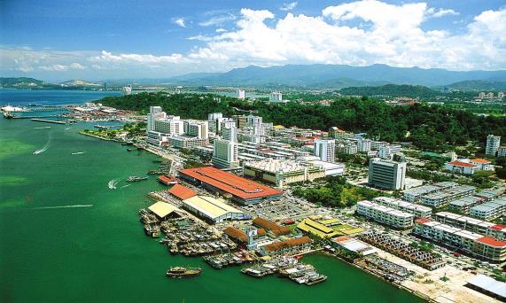 Check in, in Hilton Kuching. Het hotel is gelegen in het hartje van de stad dicht bij de rivier.