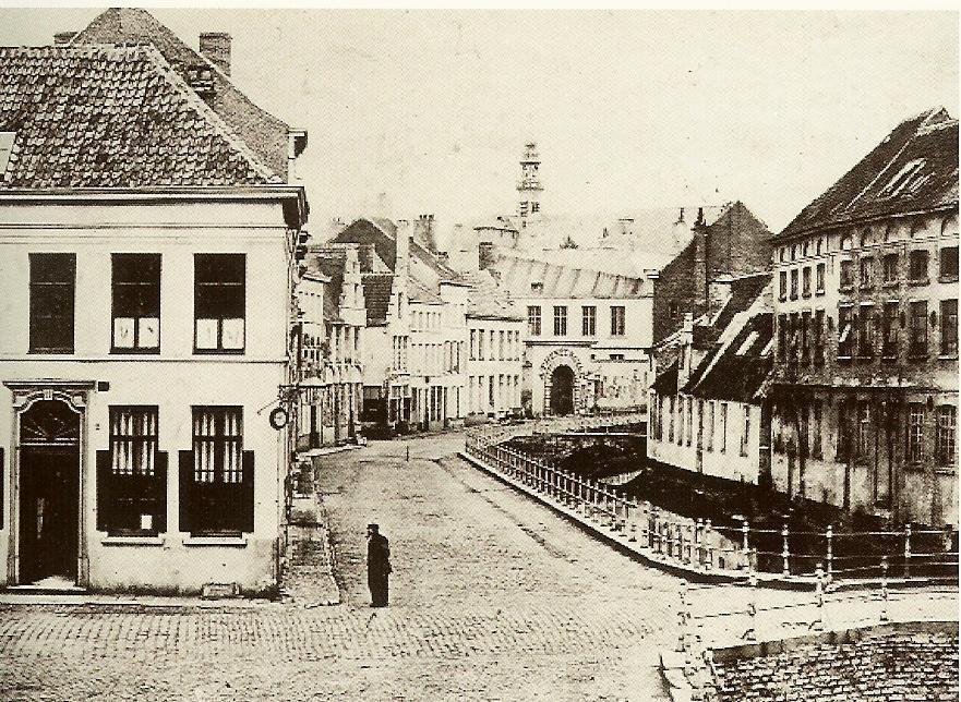 verdwenen. Het steegje naast de poort werd in 1900 de nieuw ingeplande Baude-loostr.