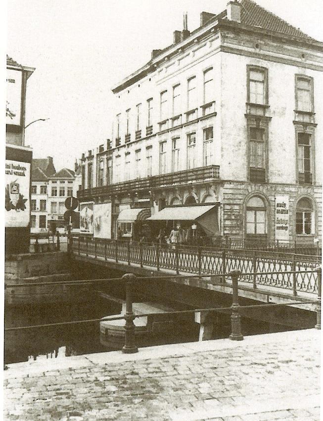 Leie Links. De Krommewalbrug in 1983. Rechts.