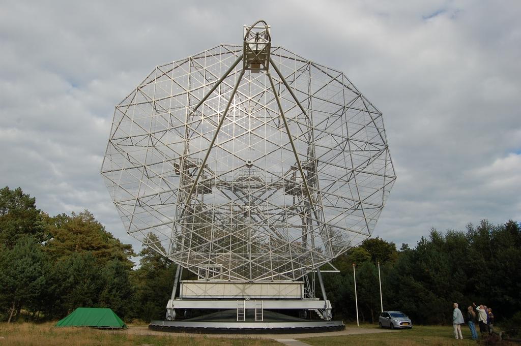 Verslag excursie - De Dwingeloo Radiotelescoop CAMRAS (door Wim de Vries PA0DUP) Na eerst de Lichtmis bezocht te hebben, waar voor velen wel wat van hun gading te vinden was en niet te vergeten het