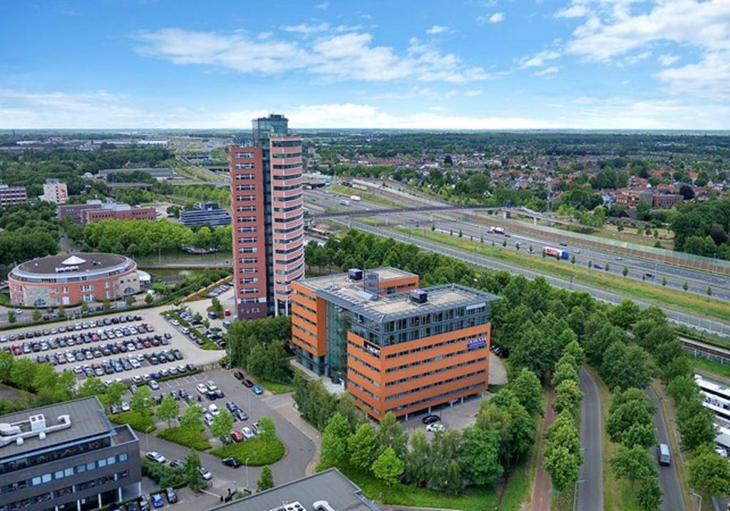 Kenmerken Omgevingsfactoren In het kantorengebied Westerhage komen in kantoorgebouw Hagepoint kantoorruimten beschikbaar.