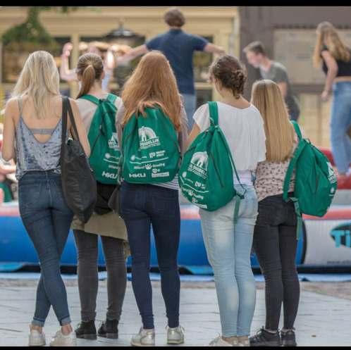 PROMOTIEMOGELIJKHEDEN BEDRIJFSLOGO Logo op tas / kleding Banner / spandoek op een evenement Projectiescherm tijdens de feesten DRUKWERK UIT magazine (4.200 ex.