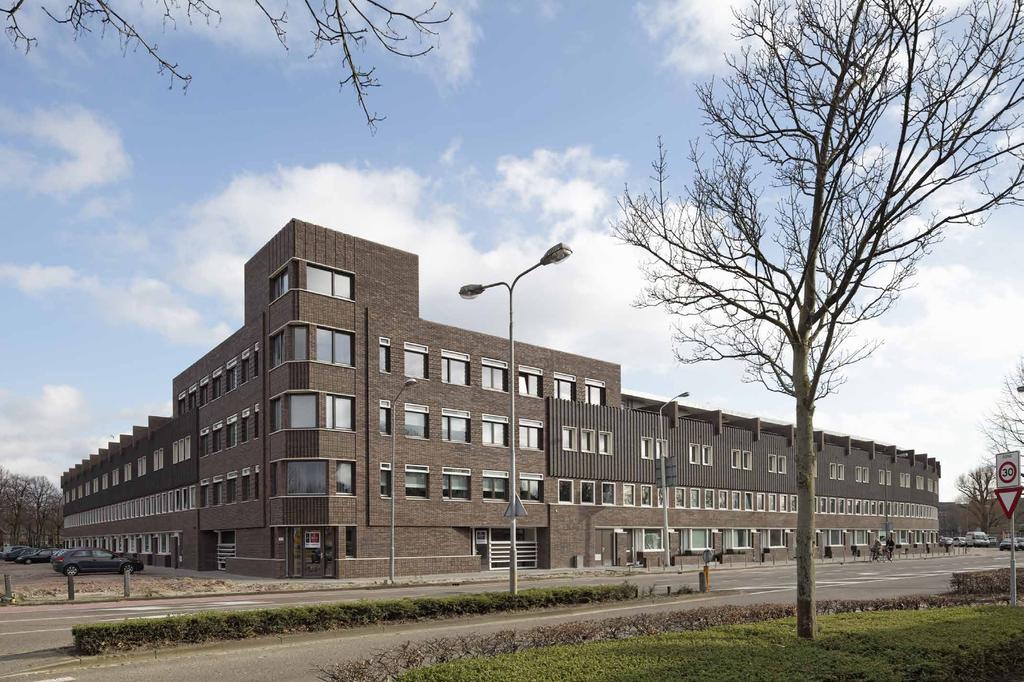 het woningblok vormt een nieuwe stedelijke entree waarbij de kromming van het blok aan de Citadellaan je de stad in geleidt