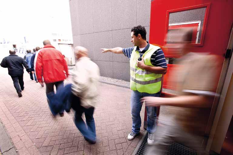 1 Belangrijkste punten bij ontruiming Ontruimen is noodzakelijk als de mensen in een gebouw in gevaar zijn of in gevaar kunnen komen. In de meeste gevallen is ontruimen een voorzorgsmaatregel.