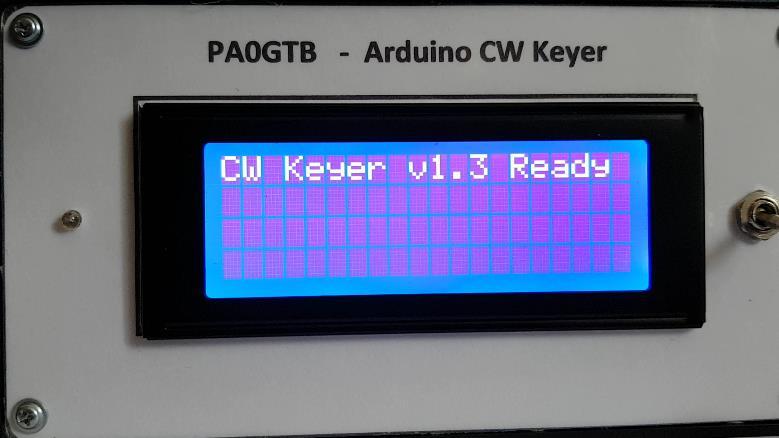 PS/2 CW KEYBOARD KEYER Het eindresultaat : CW keyer met een PC toetsenbord Keuze tussen oefenen met sidetone of TX keying 8 vrij