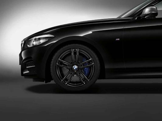 Pakketten BMW 1 Serie 3- en 5-deurs M140i 125d 120d 118d 114d / 116d 125i 120i 116i/118i Code BMW modellen 7B3 Edition M Sport "Shadow" 2.995,- 2.475,- 520,- (alleen i.c.m. Executive / High Executive) Bestaat uit de volgende uitrusting: - 481 - Sportstoelen voor.