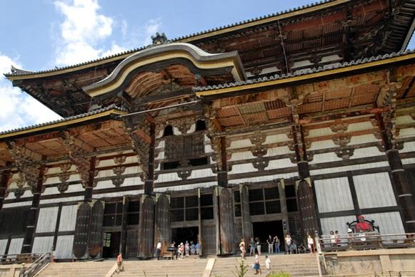 schilderachtige plekjes. In het gebied rondom de Kiyomizu-dera tempel vind je kleine winkeltjes, waar traditionele ambachtelijke producten worden verkocht.