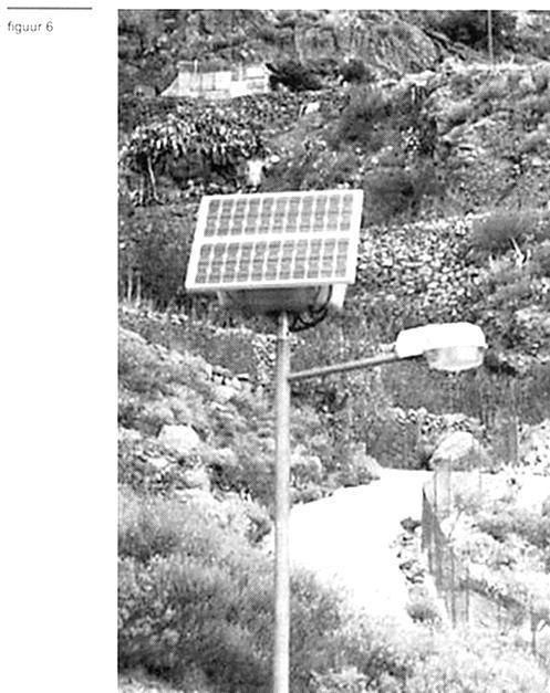 Opgave 6: Lantaarnpaal Een lantaarnpaal op een tropisch eiland is voorzien van een zonnepaneel en een lamp. Het zonnepaneel zet overdag zonlicht om in elektrische energie en laadt daarmee een accu op.
