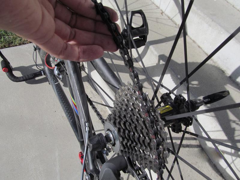 Trek de achterste shifter in een rechte lijn, zodat het wiel in staat