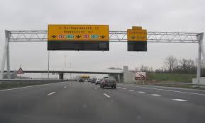 A. Een omleidingsbord. B. Een tijdelijk informatiebord. C. Een tijdelijke bewegwijzering. Vraag 26 ET 3.2 Vraag: Wat zijn de belangrijkste doelen van een verkeersmaatregel? A.